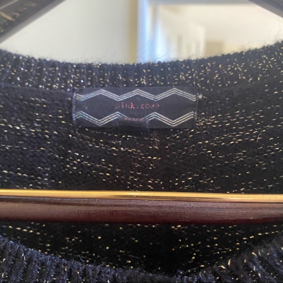 Black and gold metallic sweater top ✨ - Picture 3 of 3